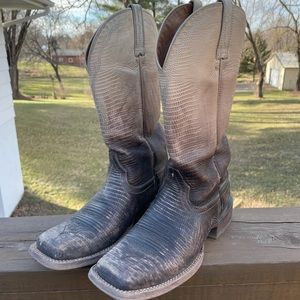Ariat Women’s Boots.  Only been worn a handful of times.  In great condition!